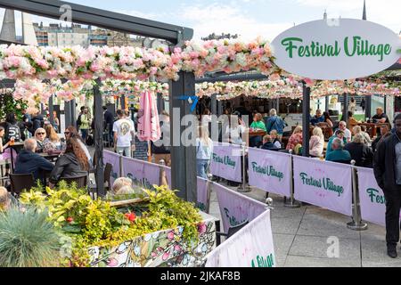 Festival Village Edinburgh auf dem Dach des Waverley Einkaufszentrums neben dem Balmoral Hotel, Essen, Musik, Getränke und Gin, Edinburgh Stadtzentrum, Schottland 2022 Stockfoto