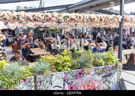 Festival Village Edinburgh auf dem Dach des Waverley Einkaufszentrums neben dem Balmoral Hotel, Essen, Musik, Getränke und Gin, Edinburgh Stadtzentrum, Schottland 2022 Stockfoto