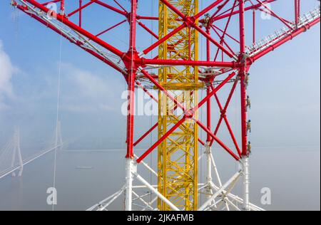 CHIZHOU, CHINA - 1. AUGUST 2022 - Bauarbeiter von Anhui Power Transmission and Transformation Engineering Co., Ltd. Arbeiten am UHV-Turm bei Stockfoto