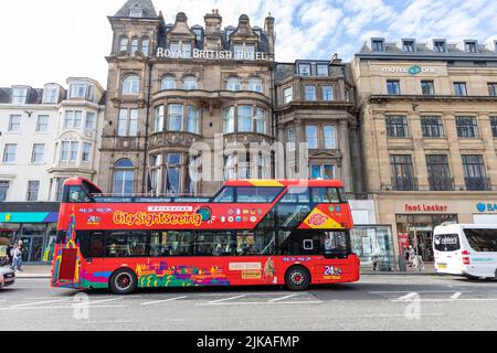 Edinburgh City Sightseeing Doppeldecker roten Bus auf Princes Street Edinburgh an einem Sommertag 2022, Touristen erkunden die Stadt, Schottland, Großbritannien Stockfoto