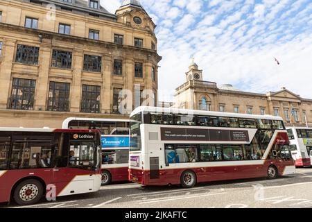 Lothian Doppeldeckerbusse auf der Princes Street Edinburgh, Sommer 2022, Lothian ist der größte städtische Busbetreiber Großbritanniens, Schottland, Großbritannien Stockfoto