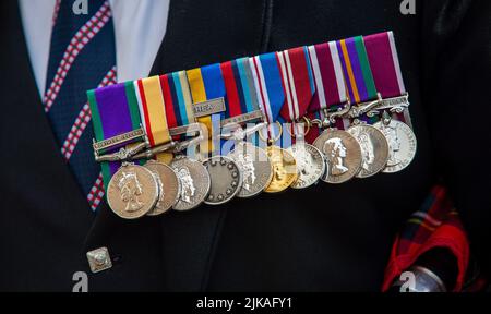 Eine Gruppe von Medaillen, die von einem Veteran der britischen Armee der schottischen Grenzer des Königs getragen wurden Stockfoto