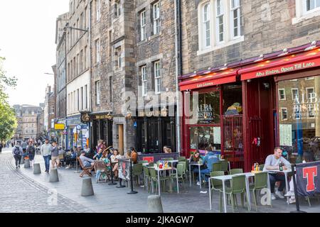 Grassmarket Edinburgh Altstadt, Leute treffen sich in Bars und Bistro-Restaurants in Grassmarket, Edinburgh, Schottland, Großbritannien, Sommer 2022 Stockfoto