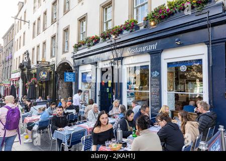 Edinburgh Grassmarket, französisches Bistro Petit Paris Restaurant im Grassmarket, Mittagessen mit Gästen, die draußen und in Edinburgh, Schottland, essen 2022 Stockfoto