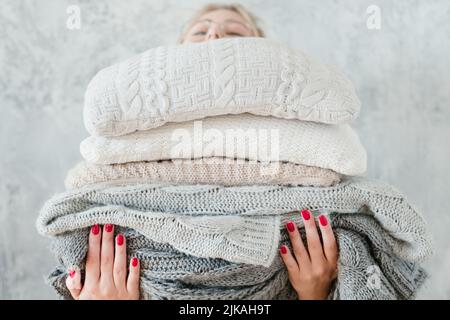 Frau gestrickt karierten Decke gemütlich Winter Home Dekor Stockfoto