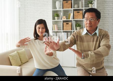 Vietnamesischer Vater und Tochter machen gemeinsam Übungen Stockfoto