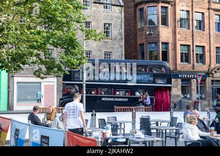 Ghost Tours schwarzer Doppeldeckerbus in Grassmarket, Edinburgh Altstadt, Schottland, Großbritannien, Sommer Tag 2022 Stockfoto