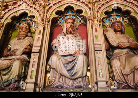 Detaillierte sitzende Figuren aus der alten Welt, jede mit einer Tafel ihres Alphabets, ihrer Sprache. In der reich verzierten Bibliothek von Cardiff Castle Stockfoto