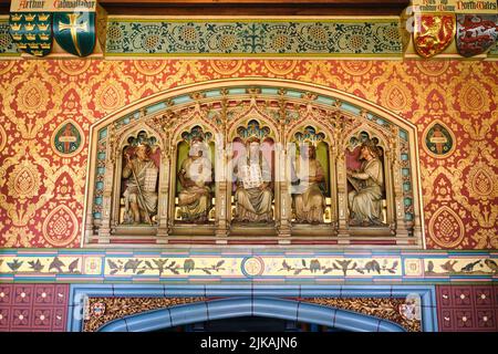 Detaillierte sitzende Figuren aus der alten Welt, jede mit einer Tafel ihres Alphabets, ihrer Sprache. In der reich verzierten Bibliothek von Cardiff Castle Stockfoto
