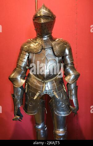 Eine der vielen Metallrüstungen, die ein Ritter auf dem Display tragen würde. In Cardiff Castle in Cardiff, Wales, Großbritannien. Stockfoto