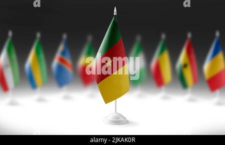 Die Nationalflagge des Kamerun auf dem Hintergrund der Flaggen anderer Länder Stockfoto