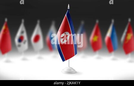 Die Nationalflagge Nordkoreas auf dem Hintergrund der Flaggen anderer Länder Stockfoto