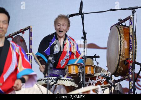 Joji Hirota und die Londoner Taiko Drummers treten auf der Open Air Bühne auf. WOMAD KEHRT ZUM TRIUMPHALEN 40.-JÄHRIGEN JUBILÄUM zurück • 40.000 Festivalbesucher nahmen am 40.-jährigen Jubiläum von WOMAD Teil • die 4-tägige Extravaganz sah Fatoumata Diawara, Angelique Kidjo, Kae Tempest, The Flaming Lips, Cimafunk, Fantastic Negrito, Gilberto Gil & Family und Lianne La Havas stehen auf der Bühne • WOMAD reflektiert über 40 Jahre: 300 weltweite Festivals auf sechs Kontinenten mit insgesamt 10.000 Künstlern und Millionen von Künstlern. WOMAD, Charlton Park, 28-31. Juli 2022: WOMAD kehrte nach Wiltshire zurück, um seinen 40.. Geburtstag, einen Landm, zu feiern Stockfoto