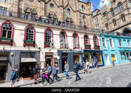 Victoria Street Edinburgh, Sonnenschein Sommer 2022, bunte Schaufenster, gepflasterte Straße und Touristen in der Altstadt von Edinburgh, Schottland, Großbritannien Stockfoto