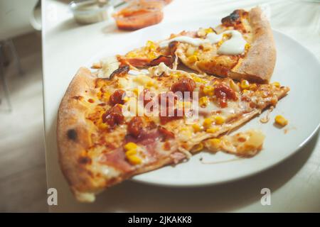 Zwei Stück Pizza auf einem Teller Stockfoto