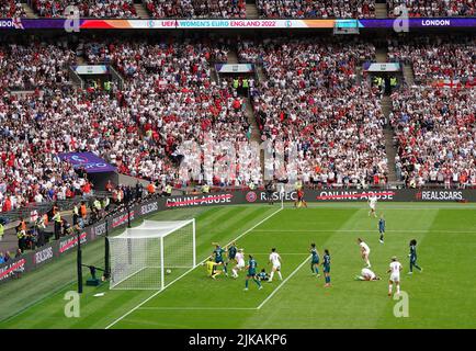 Die Engländerin Chloe Kelly schießt beim UEFA Women's Euro 2022 Finale im Wembley Stadium, London, das zweite Tor ihres Mannschaftsspiels ein. Bilddatum: Sonntag, 31. Juli 2022. Stockfoto