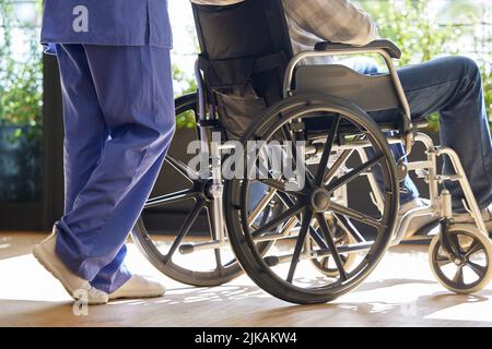 Danke, dass ihr mir geholfen habt, etwas frische Luft zu bekommen. Eine Krankenschwester half ihrer Patientin in einem Rollstuhl. Stockfoto