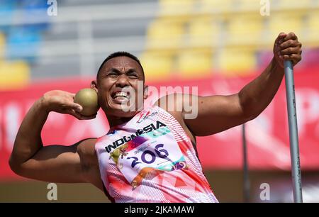 Surakarta, Indonesien. 1. August 2022. Riadi Saputra aus Indonesien tritt beim Men's Shot Put F54 Finale der ASEAN para Games 2022 im Manahan Stadium in Surakarta, Provinz Zentraljava, Indonesien, am 1. August 2022 an. Kredit: Zulkarnain/Xinhua/Alamy Live Nachrichten Stockfoto