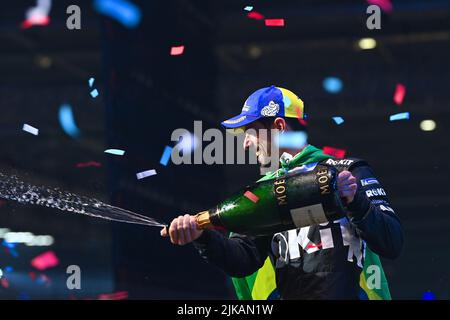 7/31/2022 - Lucas Di Grassi (BRA), ROKIT Venturi Racing, Platz 1., sprüht Champagner auf dem Podium während des Formel-E-Laufs 14 - London E-Prix in London, Großbritannien. (Foto von Sam Bagnall/Motorsport Images/Sipa USA) Stockfoto