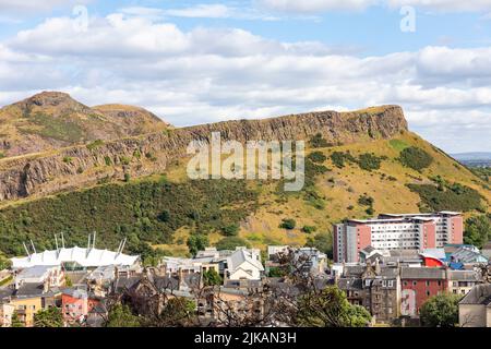 Edinburgh Arthurs Sitz und Salisbury Crags im Holyrood Park von Calton Hill aus gesehen, Sommers Day 2022, Schottland, Großbritannien, Europa Stockfoto