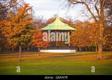 Herbstszene mit Greenwich Park Bandstand in London, England Stockfoto