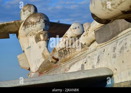 Detail des verlassenen sowjetischen Ekranoplans der LUN-Klasse an der Küste des Kaspischen Meeres. Dagestan. Russland Stockfoto