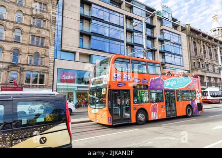 Princes Street Edinburgh, Sightseeing Tour Bus auf der Princes Street im Stadtzentrum, Schottland, Sommer 2022 Stockfoto