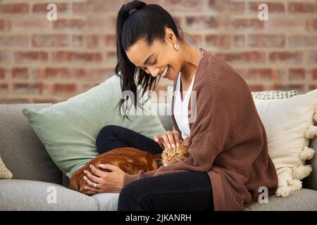 Du bist zur purfekten Zeit in mein Leben gekommen. Eine junge Frau, die sich mit ihrer Katze verbankte, während sie zu Hause saß. Stockfoto