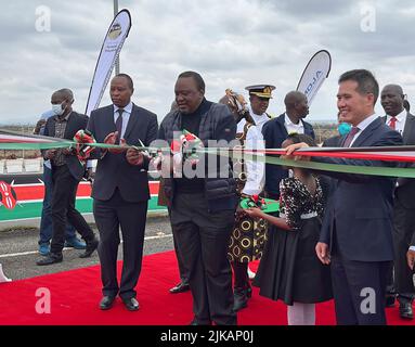 (220801) -- NAIROBI, 1. August 2022 (Xinhua) -- Kenias Präsident Uhuru Kenyatta (2. l, Front) schneidet das Band, als er an der Zeremonie zur Inbetriebnahme des Nairobi Expressway in Nairobi, Kenia, am 31. Juli 2022 teilnimmt. Kenias Präsident Uhuru Kenyatta begrüßte am Sonntag die von China gebauten Straßen in seinem Land, weil sie die Entwicklung ankurbeln und die Fahrzeiten verkürzen sollten.Kenyatta gab die Kommentare bei der Inbetriebnahmezeremonie für den Nairobi Expressway und den überarbeiteten Nairobi Eastern Bypass ab. Die China Road and Bridge Corporation baute den 27 km langen Nairobi Expressway nach einem öffentlich-privaten Partnerschaftsmodell. Th Stockfoto