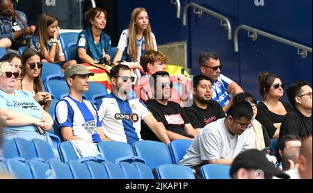 Espanyol-Fans während des Freundschaftsspiel vor der Saison zwischen Brighton und Hove Albion und Espanyol im American Express Community Stadium, Brighton, Großbritannien - 30.. Juli 2022 nur zur redaktionellen Verwendung. Keine Verkaufsförderung. Für Football-Bilder gelten Einschränkungen für FA und Premier League. Keine Nutzung des Internets/Handys ohne FAPL-Lizenz - für Details wenden Sie sich an Football Dataco Stockfoto
