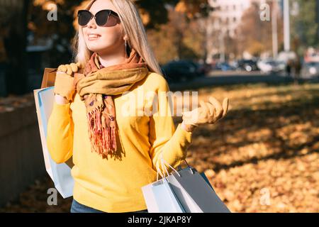 Fashionista Lifestyle Shopping Herbst sonniger Tag Stockfoto