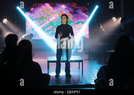 KIEW, UKRAINE - 29. JULI 2022 - die Schauspielerin Anastasiia Tarkanii ist während der Premiere des Azowstal zu sehen. The Voices immersive Performance beim P Stockfoto