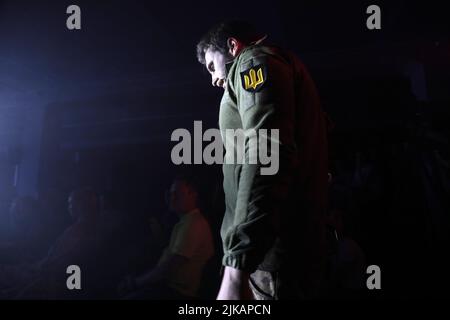 KIEW, UKRAINE - 29. JULI 2022 - der Schauspieler Oleksandr Zhyla wird während der Premiere des Asovstal gezeigt. The Voices immersive Performance an der PidWall Stockfoto