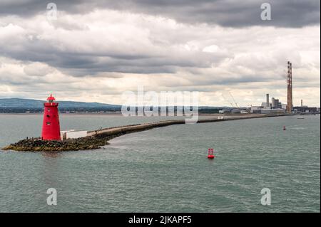 Der rote Poolbeg Leuchtturm am Eingang zum Hafen von Dublin in Irland Stockfoto