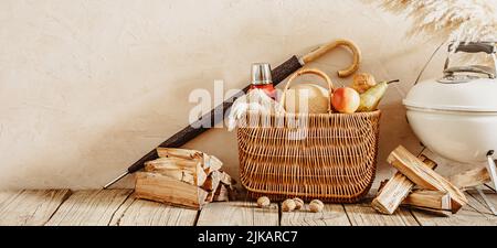Vorbereitung auf ein Picknick im Herbst. Stockfoto
