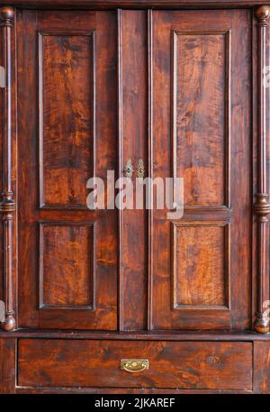 Antiker Vintage-Schrank aus Holz, geschlossen mit Schlüssel Stockfoto