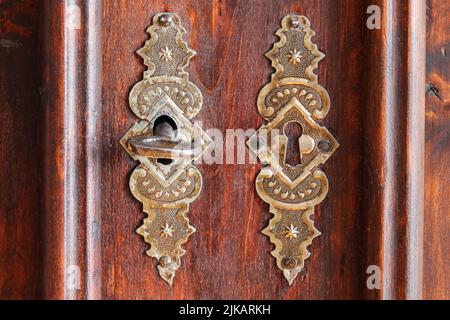 Antiker Vintage-Schrank aus Holz, geschlossen mit Schlüssel Stockfoto