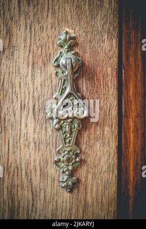 Antiker Vintage-Schrank aus Holz, geschlossen mit Schlüssel Stockfoto