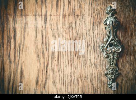 Antiker Vintage-Schrank aus Holz, geschlossen mit Schlüssel Stockfoto