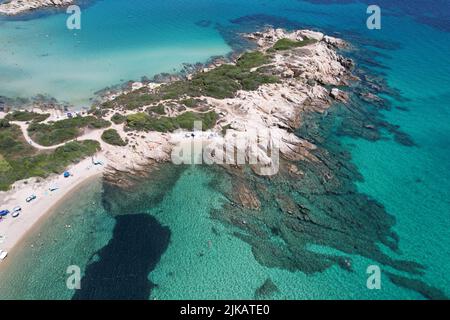 Luftaufnahme des wunderschönen Karidi-Strandes mit türkisfarbenem Meerwasser in der Vourvourou von Chalkidiki, Griechenland. Durchsehtes Flachwasser. Hochwertige Fotos Stockfoto