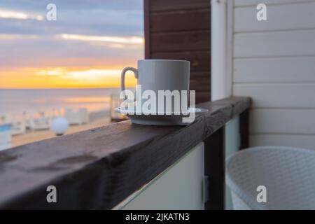 Sea Cup Reise Hintergrund Strand Kaffee Becher Meer Wasser Frühstück, von morgens Wellen aus frisch aus abstraktem Konzept, Latte Joy. Modische Einrichtung Stockfoto