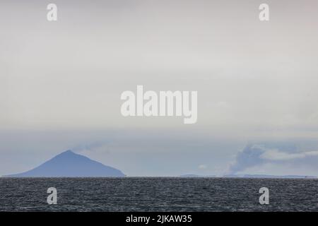 Serang, Indonesien. 01.. Mai 2022. Allgemeine Ansicht der Anak Krakatau Volcano Aktivität von Pasauran, Serang, Banten aus gesehen. Der Status des Anak Krakatau Vulkans (Kind von Krakatoa) ist auf Level III oder Standby. Im Umkreis von 5 Kilometern ist es Fischern und Touristen untersagt, Aktivitäten durchzuführen. Kredit: SOPA Images Limited/Alamy Live Nachrichten Stockfoto