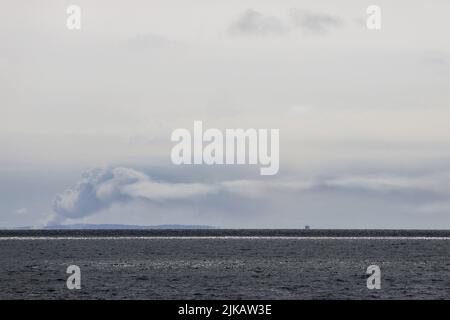 Serang, Indonesien. 01.. Mai 2022. Allgemeine Ansicht der Anak Krakatau Volcano Aktivität von Pasauran, Serang, Banten aus gesehen. Der Status des Anak Krakatau Vulkans (Kind von Krakatoa) ist auf Level III oder Standby. Im Umkreis von 5 Kilometern ist es Fischern und Touristen untersagt, Aktivitäten durchzuführen. Kredit: SOPA Images Limited/Alamy Live Nachrichten Stockfoto