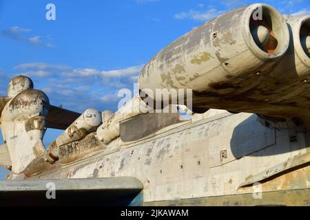 Detail des verlassenen sowjetischen Ekranoplans der LUN-Klasse an der Küste des Kaspischen Meeres. Dagestan. Russland Stockfoto