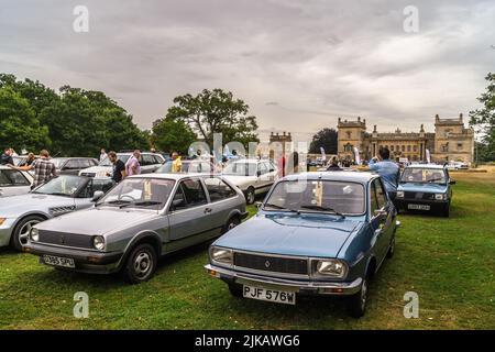 1980 Renault 12 und 1987 Volkswagen Golf Saloon Cars, Festival of the Unexceptional, Grimsthorpe Castle, Bourne, Lincolnshire, 2022 Stockfoto