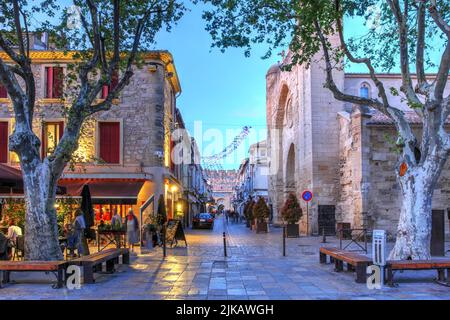 Place St-Louis in der Dämmerung innerhalb der Mauern von Aigues-Mortes, einer mittelalterlichen befestigten Stadt in der Camargue, Ozitanien, Südfrankreich. Stockfoto