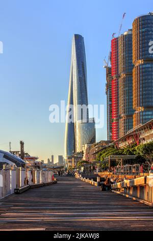 Abendaufnahme des kürzlich (2020) fertiggestellten Crown Sydney (One Barangaroo) Wolkenkratzers, gesehen von der King Street Wharf im Barangaroo District of Stockfoto