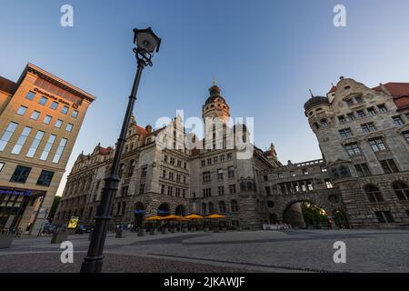 Leipzig, Deutschland - 02. Juli 2022: Das Stadtzentrum der sächsischen Metropole. Sonnenuntergang am neuen Rathaus oder Rathaus. Der Turm rot beleuchtet von t Stockfoto