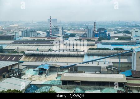 Glasfabrik. Draufsicht auf die Stapel von zerkleinertem Glas auf dem Gelände der Glasfabrik. Glasherstellung. Fabrik, Industrie. Jakarta, Indonesien Stockfoto