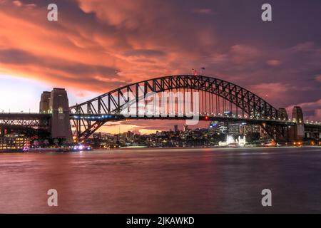 Wunderschöner Sonnenuntergang über der Harbour Bridge in Sydney, Australien Stockfoto